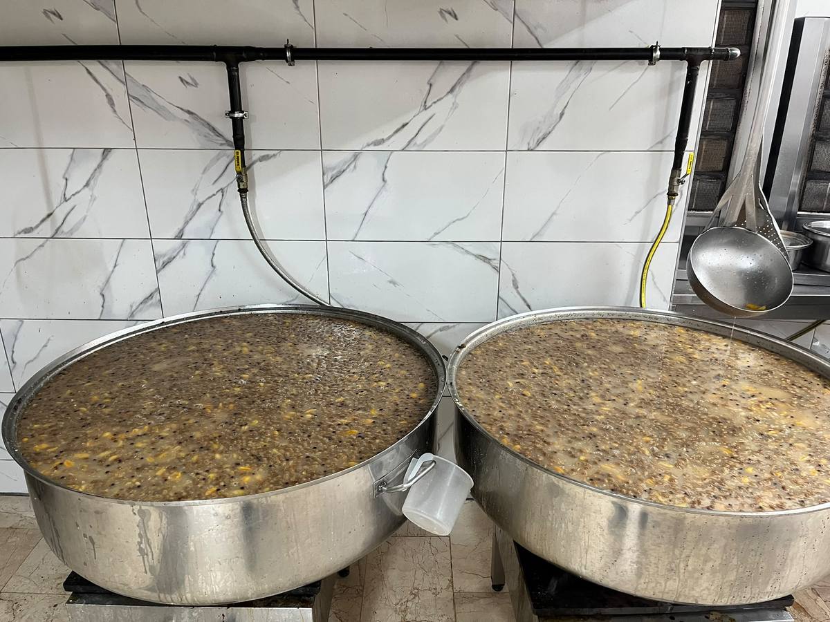 Pendik catering tesisinde büyük kazanlarda aşure üretimi