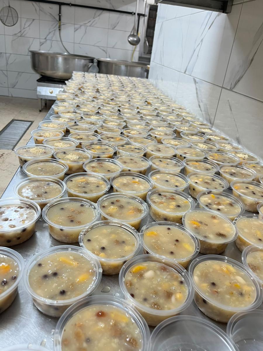 Pendik catering imalathanesinde paketli aşure porsiyonlarının hazırlanması