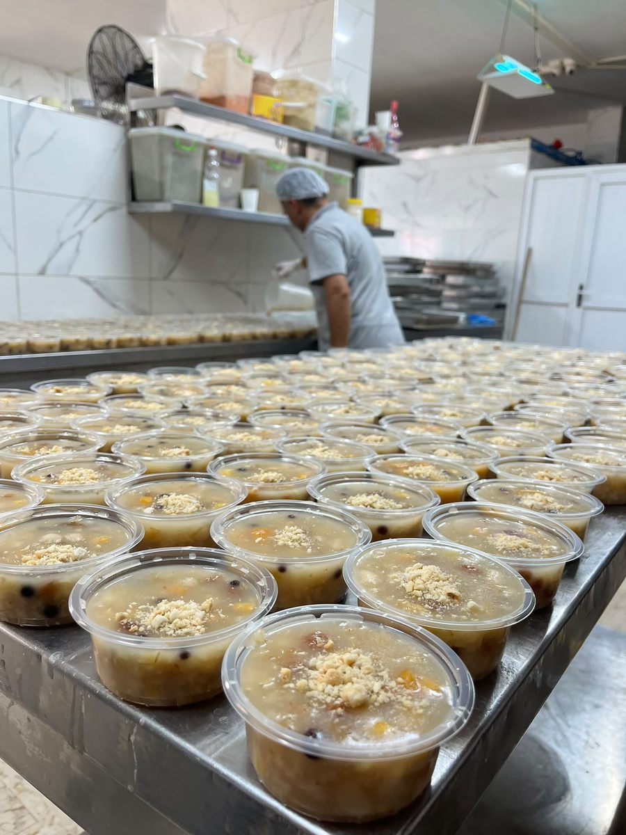 Catering üretim tesisinde aşure porsiyonlama