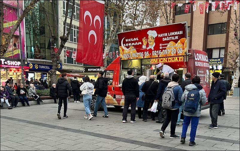 Kalabalık meydanda mobil hayır çorbası dağıtım aracının genel görünümü