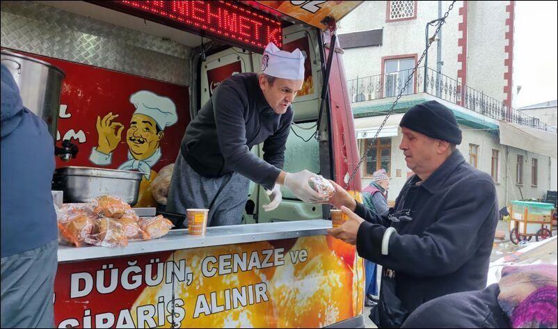 Mobil araçtan hayır çorbası yanında ekmek ikram edilmesi