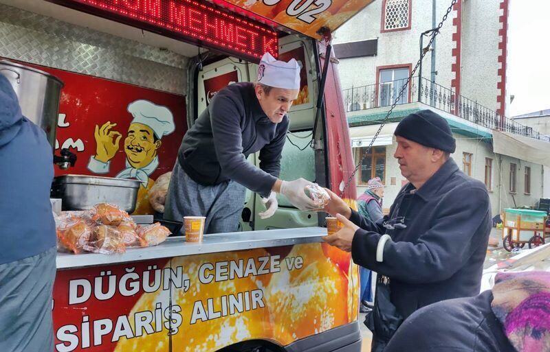 Hayır çorbası dağıtımında bardak çorba ile rulo ekmek servisi
