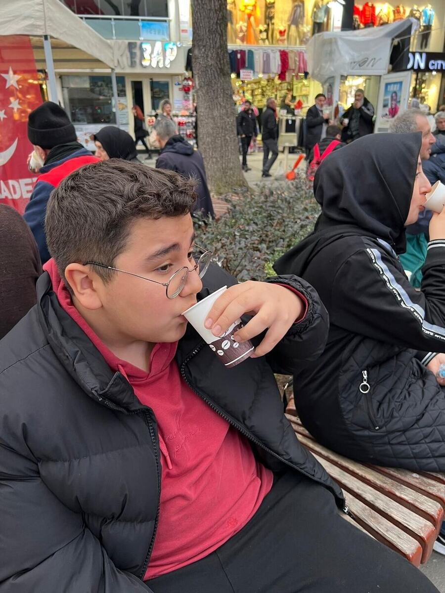 Pendik meydanda bardakta hayır çorbası içen çocuk