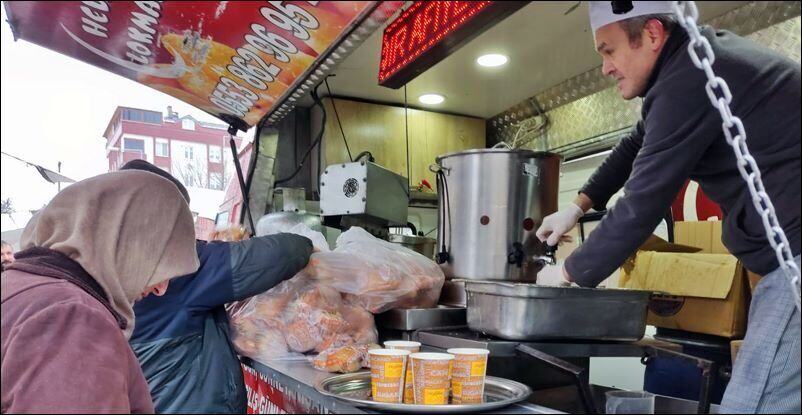 Hayır çorbası servis tezgahı ve hazır bardaklar