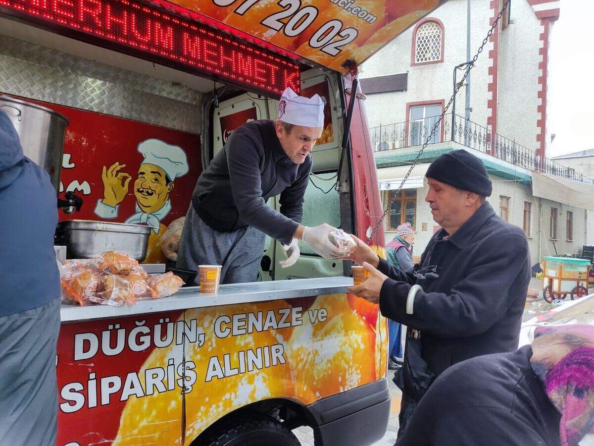 Sıcak hayır çorbası ile rulo ekmeğin birlikte ikram edilmesi