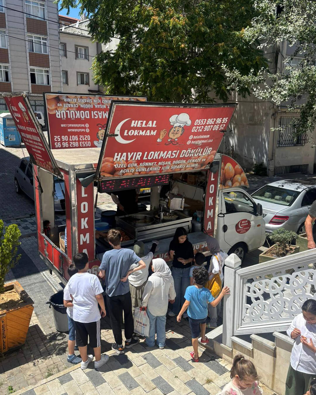 İstanbul lokmacı mobil araçta sıcak lokma üretimi
