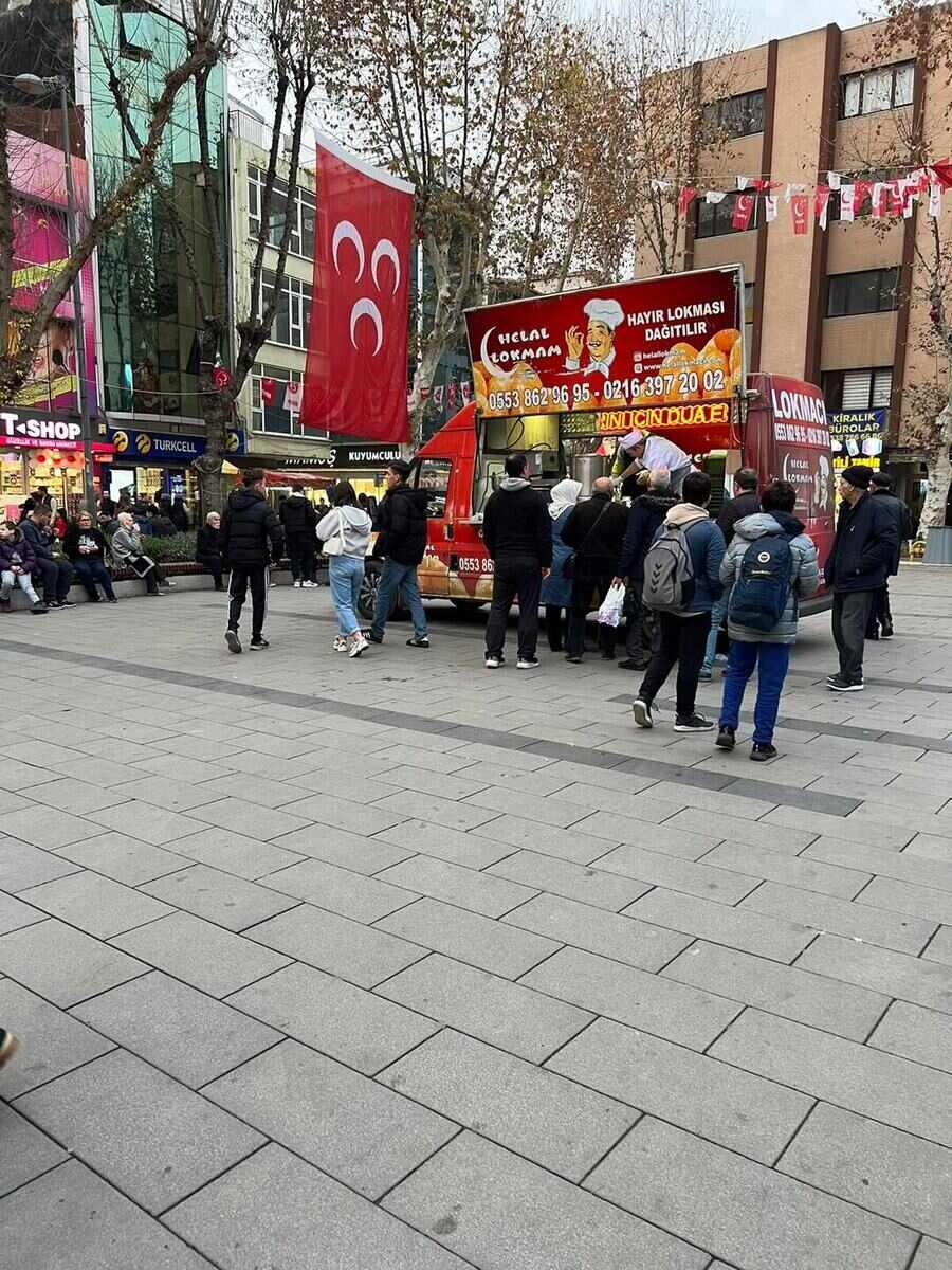 Pendik meydanda bardakta sıcak hayır çorbası dağıtımı