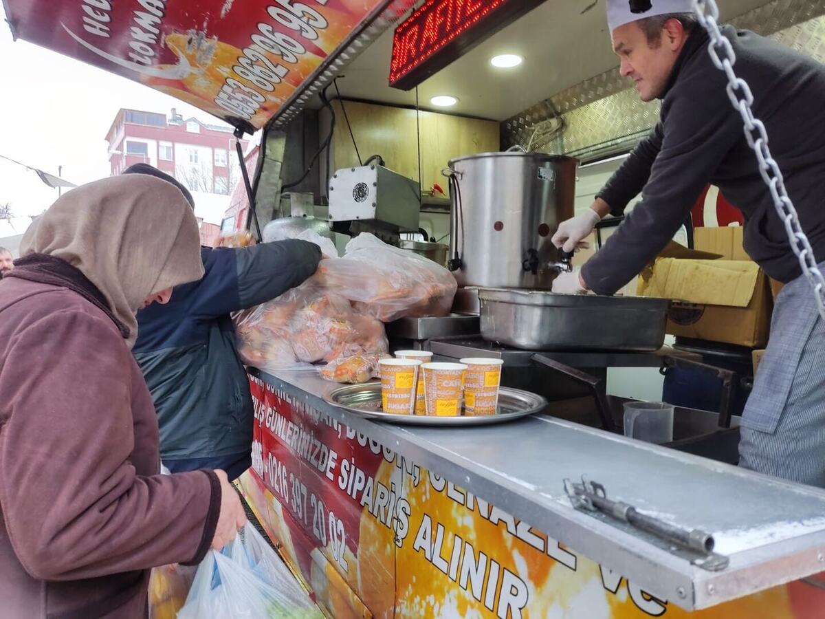 Servis kazanından 8 oz bardağa sıcak hayır çorbası doldurulması