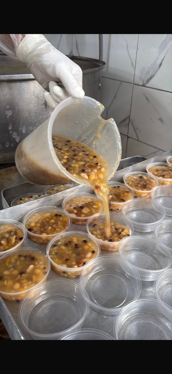 Sıcak aşurenin kaselere doldurulması