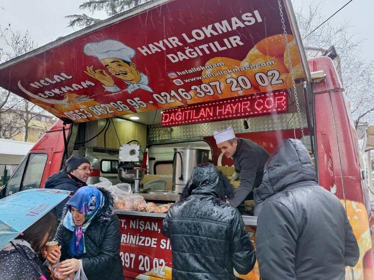 Yağmurlu ve soğuk havada mobil araçtan sıcak hayır çorbası dağıtımı